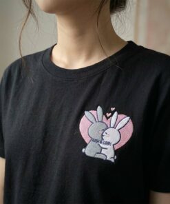 Áo Thêu Tên 2 Thỏ Ôm Nhau, Thêu Tên Bạn và Người Yêu - S - Đen