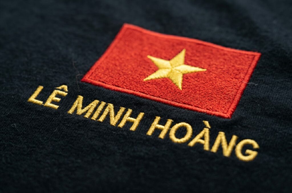 Áo Thun Thêu Cờ Việt Nam Và Thêu Tên Bạn 2