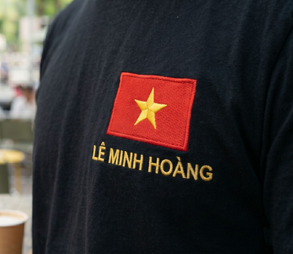 Áo Thun Thêu Cờ Việt Nam Và Thêu Tên Bạn