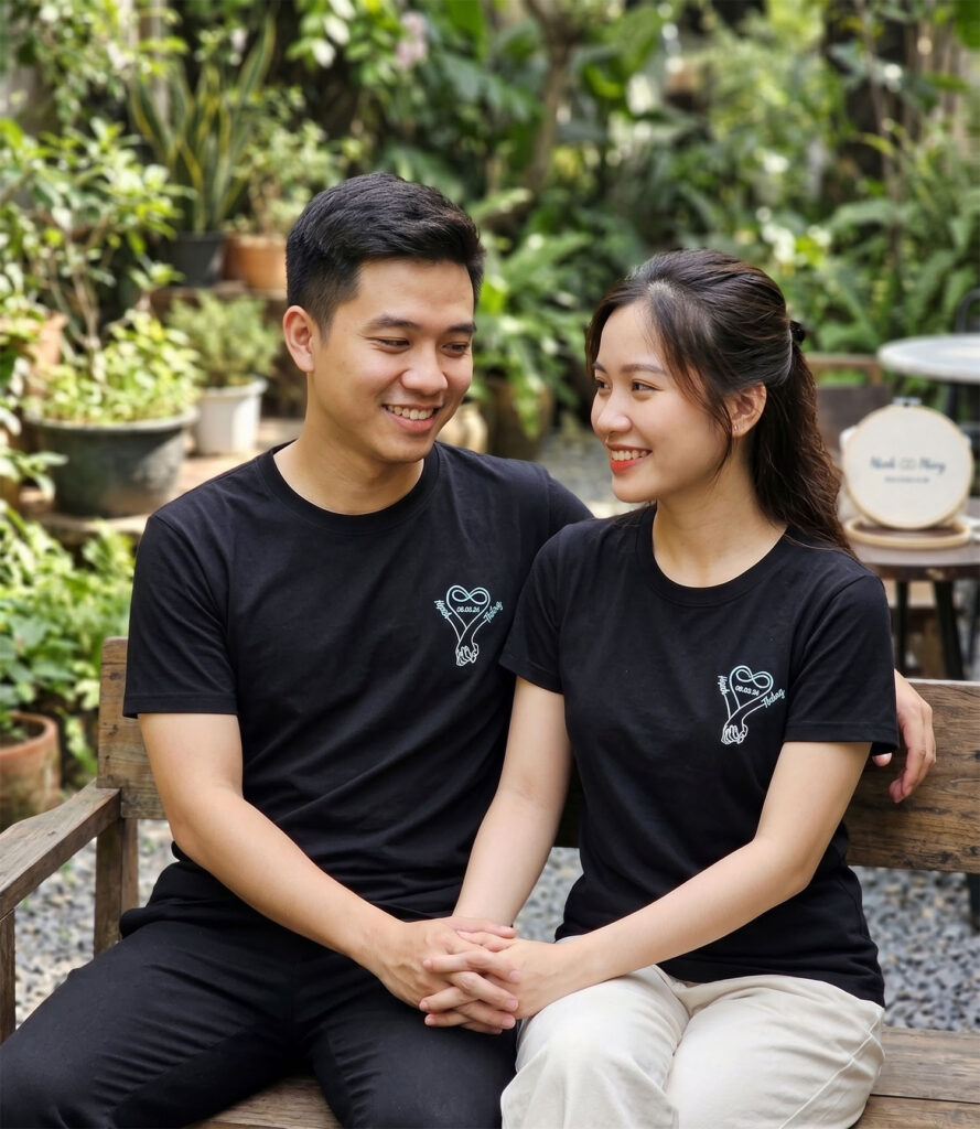 Áo Đôi Thêu Hình Nắm Tay, Thêu Tên Cặp Đôi 2