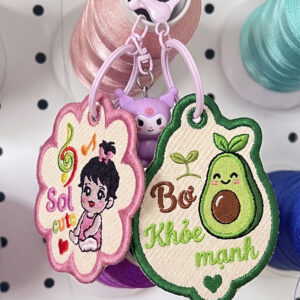 Name Tag Thêu Tên Bé Bơ