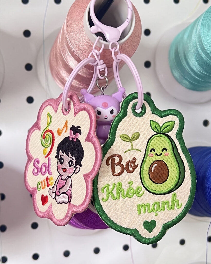 Name Tag Thêu Tên Bé Bơ